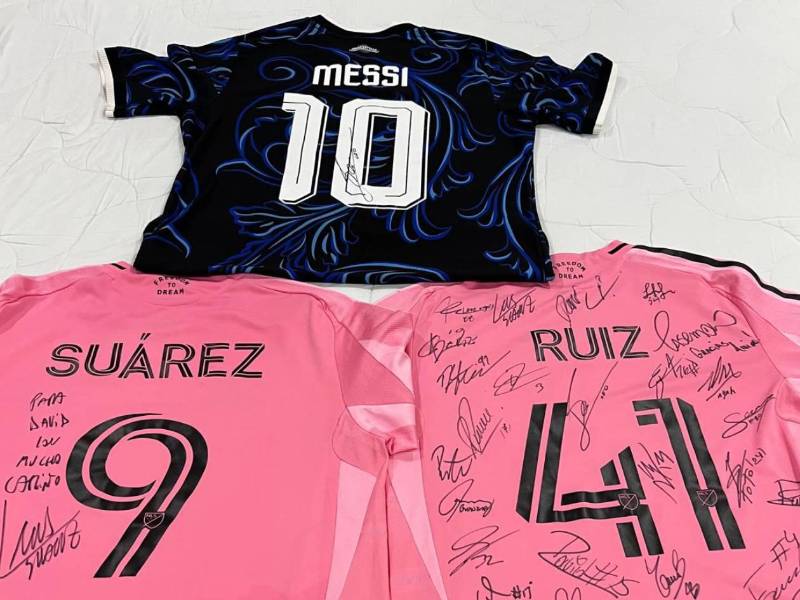 Lionel Messi y Luis Suárez le obsequiaron camisetas a David Ruiz.