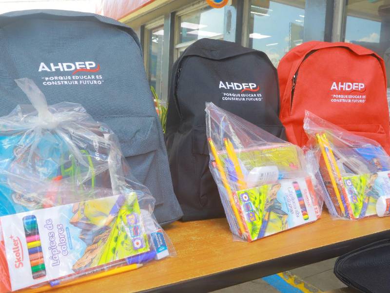 Cada mochila lleva en su interior seis cuadernos, lápices, bolígrafos, colores, borradores, sacapuntas y pegamento.