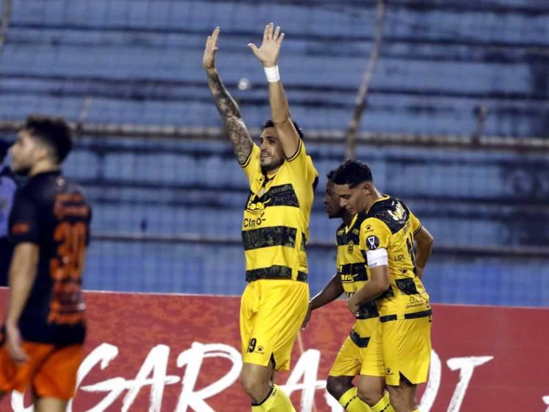 Ramiro Rocca celebrando su primer gol en la Copa Centroamericana.
