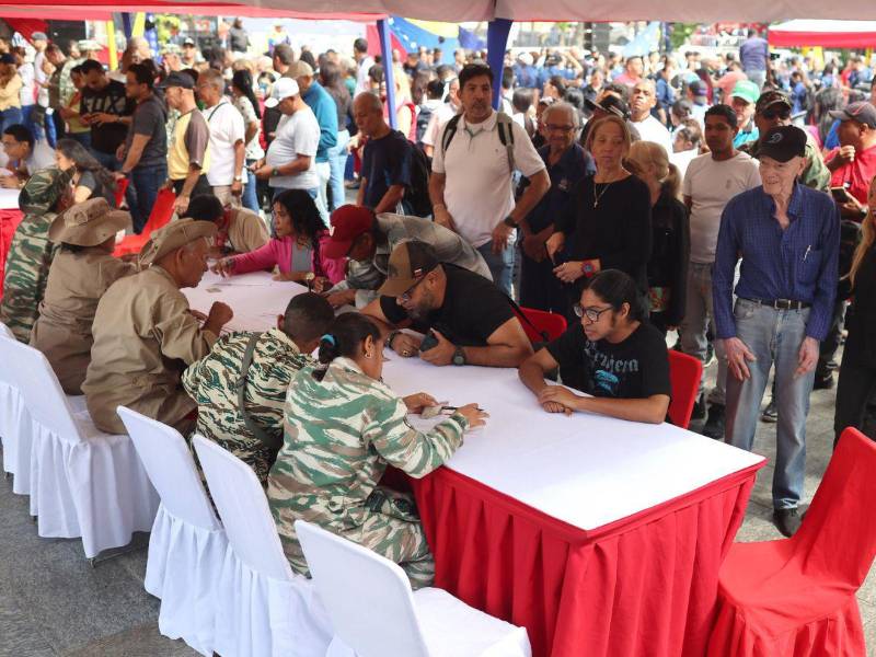 Personas se registran en una jornada de alistamiento el fin de semana en Caracas.
