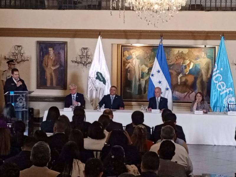 Honduras amplía programa municipal para recuperar matrícula escolar mientras uno de cada tres menores sigue fuera del sistema educativo.