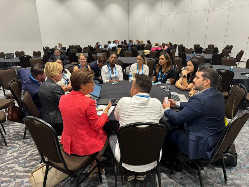 El alcalde de La Ceiba, Bader Dip, junto al viceministro de Turismo, con representantes de las compañías de cruceros durante la feria mundial de esta industria en Miami, Estados Unidos.