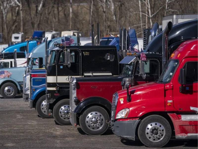 Trump propone reemplazar a camioneros migrantes indocumentados por veteranos del Ejército.