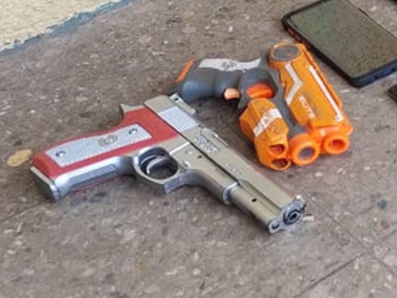 Caen con pistolas de juguete después de asaltar pasajeros