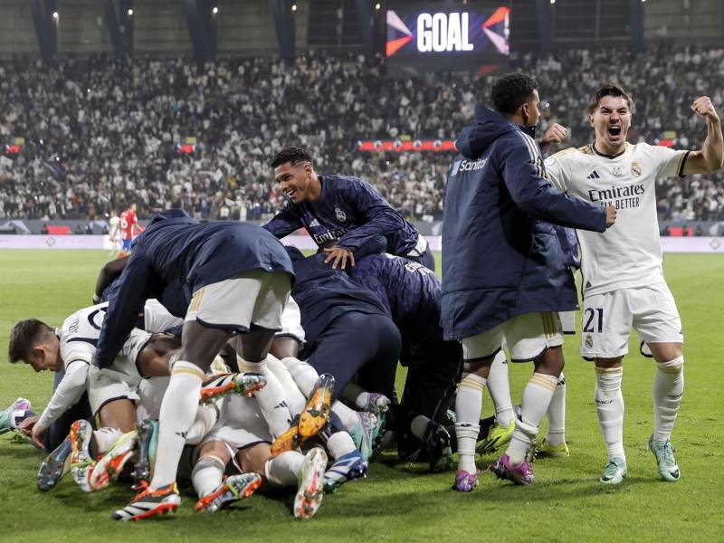 Los jugadores del Real Madrid celebrando el cuarto gol en el triunfo sobre el Atlético en la semifinal de la Supercopa de España.