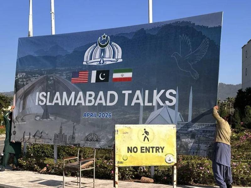 Trabajadores retiran vallas publicitarias tras el fin de las conversaciones de paz entre EE. UU. e Irán en Islamabad, Pakistán.