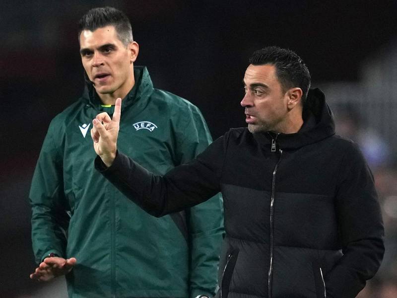 Xavi Hernández reaccionó muy enfadado con el árbitraje del partido Barcelona-Manchester United en la Europa League.