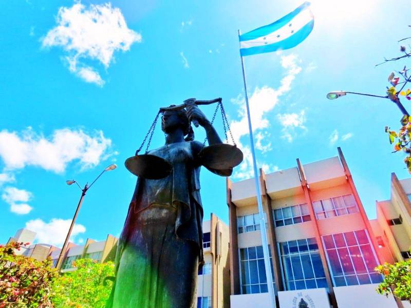 Fachada de la Corte Suprema de Justicia, donde la Sala de lo Constitucional enfrenta retrasos por la falta de integración completa de sus magistrados.