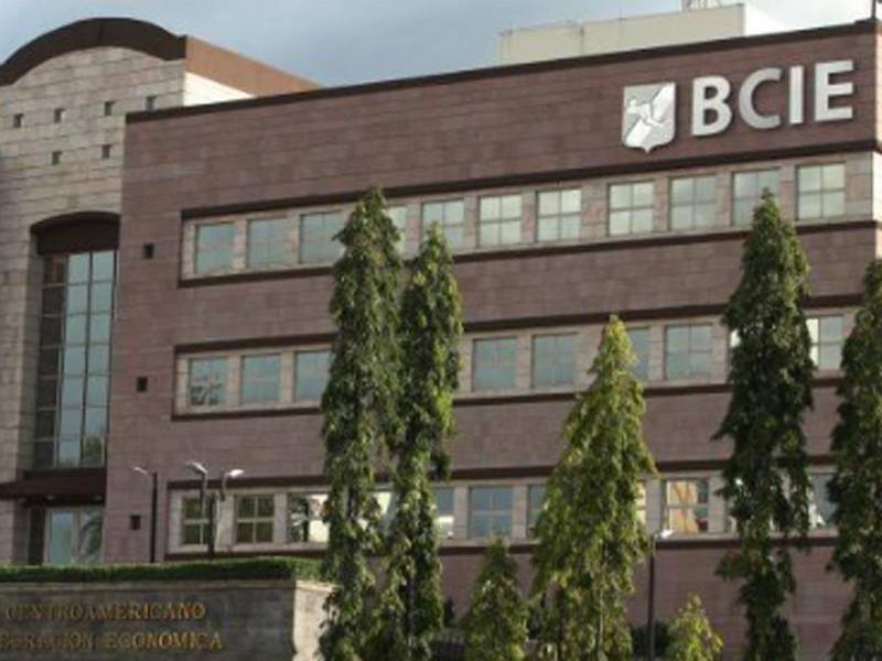 La presidente del <b>BCIE </b>destacó el papel crucial de los países miembros, enfatizando su apoyo constante y el tratamiento preferencial en sus obligaciones con el Banco.