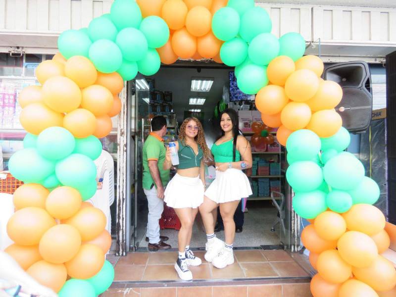 Ambiente festivo en la tienda de la 5ta avenida.