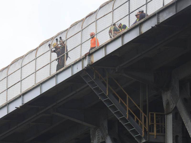 Personas inspeccionan este martes, el puente de las Américas en Ciudad de Panamá.