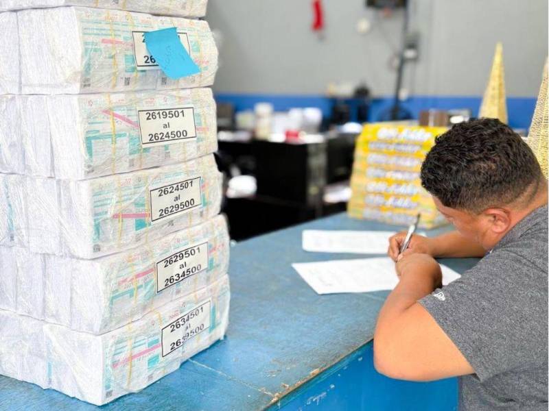Las boletas de revisión vehicular fueron distribuidas a los bancos y los usuarios pueden obtenerlas en formato físico o digital; ambas tienen la misma validez.