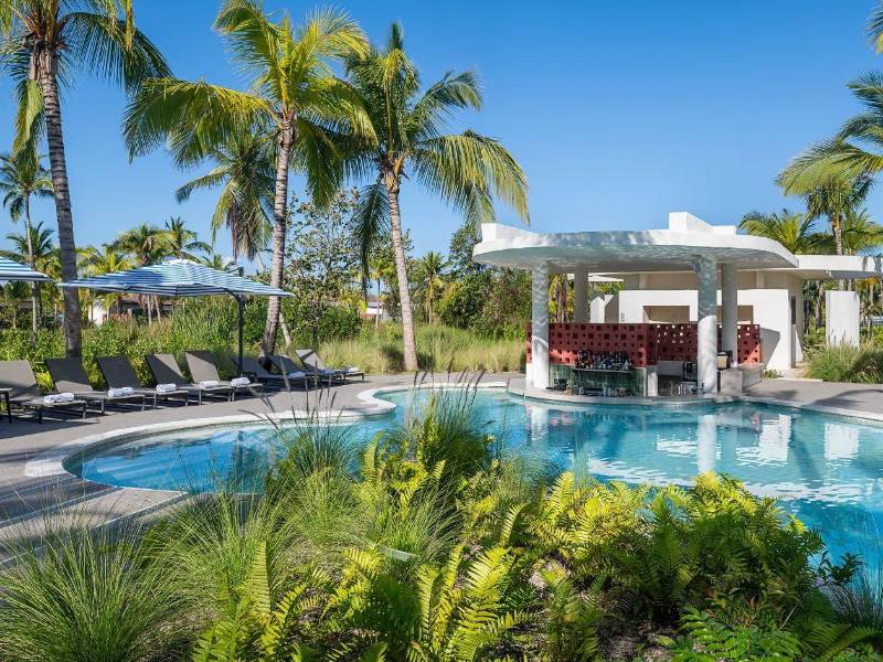 Los visitantes disfrutan de amenidades mejoradas y el acceso a experiencias y espacios exclusivos dentro del resort.