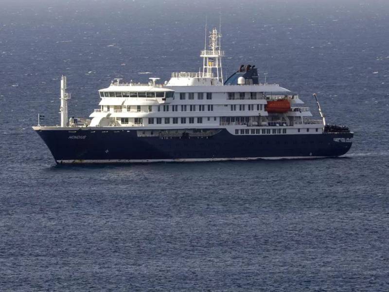El crucero neerlandés MV Hondius, anclado frente a la costa de la ciudad de Praia, en la isla de Santiago, Cabo Verde.