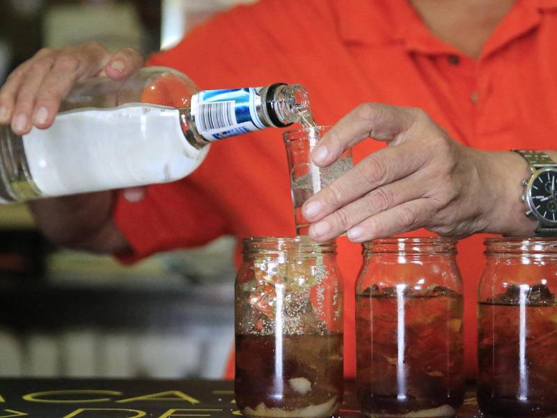 Fernando Pereira prepara un cóctel conocido como calambre durante una entrevista con EFE este viernes, en Tegucigalpa (Honduras).