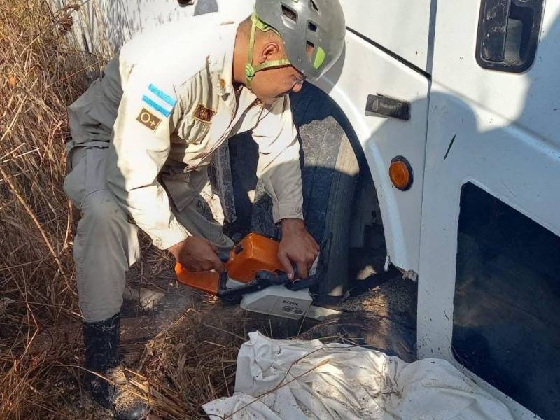 Bomberos llegaron al lugar del accidente para atender la emergencia.