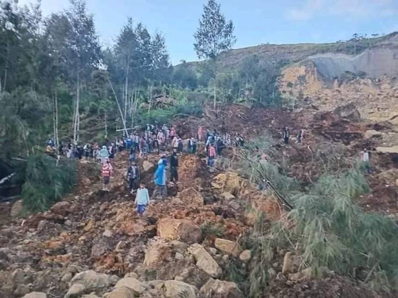 El alud de tierra se produjo tras un potente sismo. Autoridades de Papua Nueva Guinea ya contabilizan unos 650 muertos.