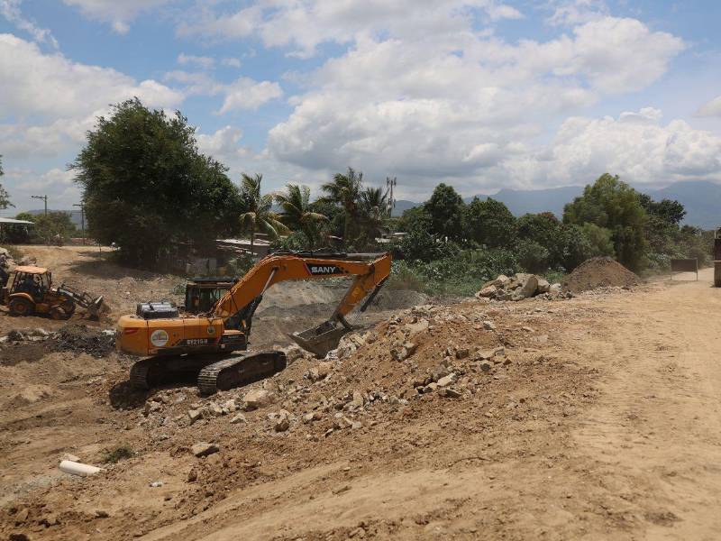 Equipos municipales realizaron trabajos de limpieza y drenaje sobre el río Bermejo, colocaron piedra y material selecto.