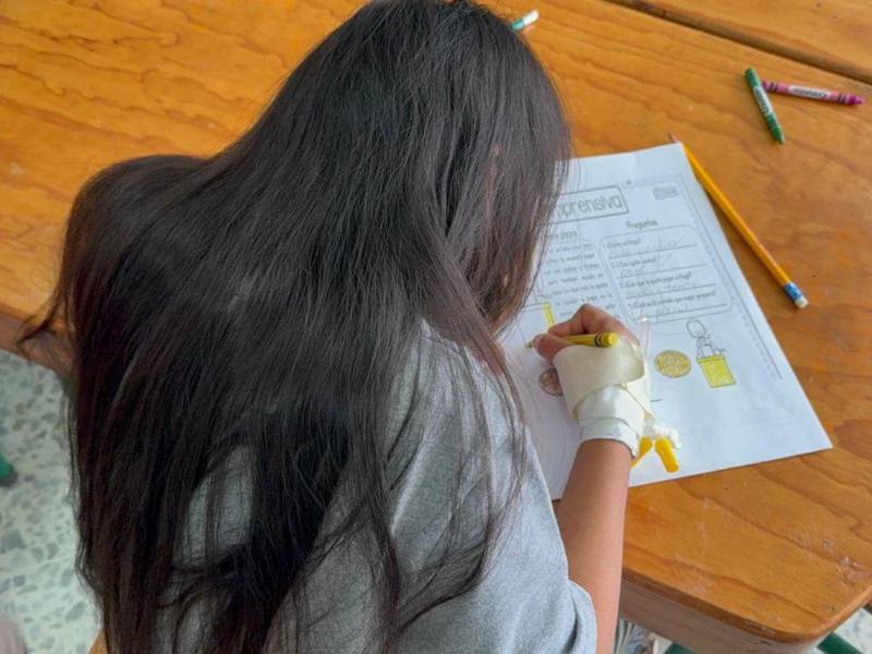 Una paciente pediátrica hace sus tareas en la escuela del hospital Mario Rivas.