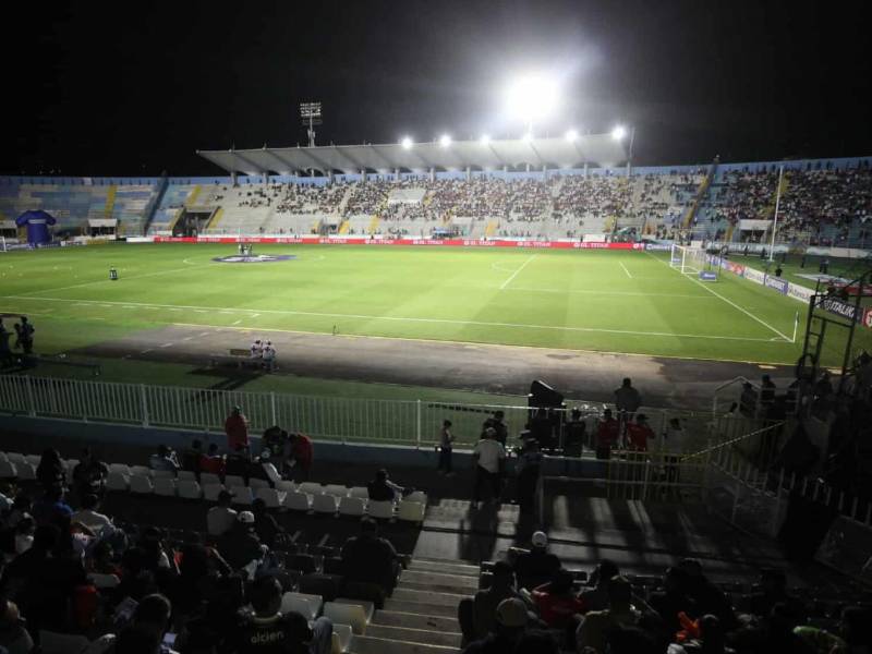 Un problema en una de las torres del estadio ha retrasado el clásico capitalino.