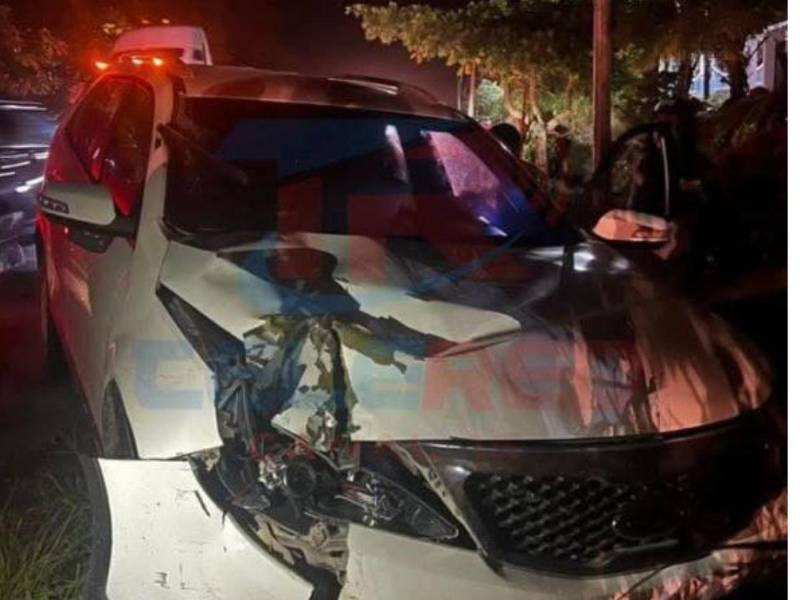 El vehículo tipo camioneta que colisionó con el motociclista.