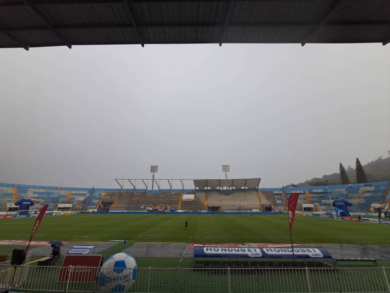 Lluvia en Tegucigalpa minutos previos al inicio del partido en el Nacional.