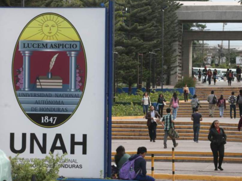 Según el artículo 160 de la Constitución de la Republica, la UNAH es la única institución en el país facultada para reconocer los títulos universitarios otorgados por otras universidades tanto nacionales como extranjeras.