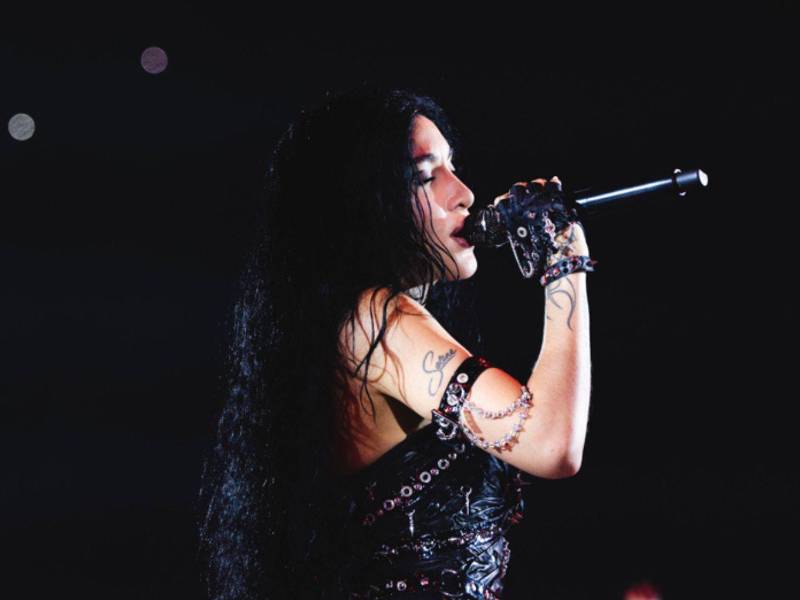 La cantante argentina María Becerra ofreció dos conciertos con escenario 360° en el estadio Monumental de Buenos Aires, ante unas 85.000 personas, y se convirtió en la primera mujer en realizar un espectáculo inmersivo en vivo para tanto público.