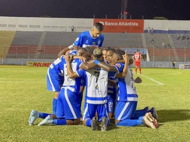Los jugadores del Victoria celebran el gol de la remontada marcado por Alexy Vega contra la Real Sociedad.