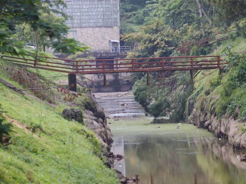 El descenso temporal del nivel de agua en sectores del canal de Peña Blanca deja al descubierto parte de una infraestructura hidráulica que normalmente permanece oculta bajo el agua.
