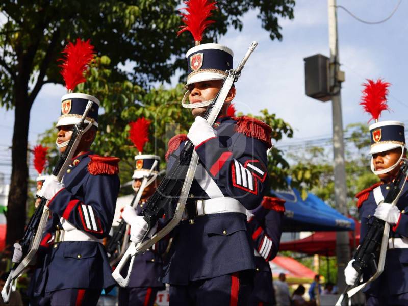 Los cadetes de la Academia Nacional de Policía (Anapo) participaron en los desfiles patrios con disciplina y marcialidad.
