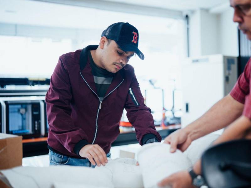 Personal técnico realiza la toma de medidas para prótesis personalizadas.