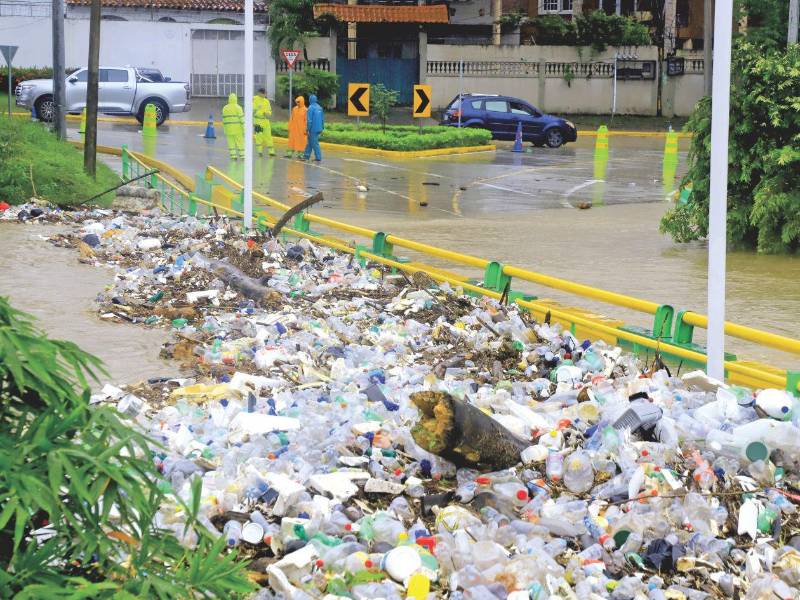 Ante la baja en las exportaciones y el menor precio por libra, cada vez son menos las personas que recolectan plástico, por lo que una mayor cantidad de estos residuos termina acumulada en las calles.