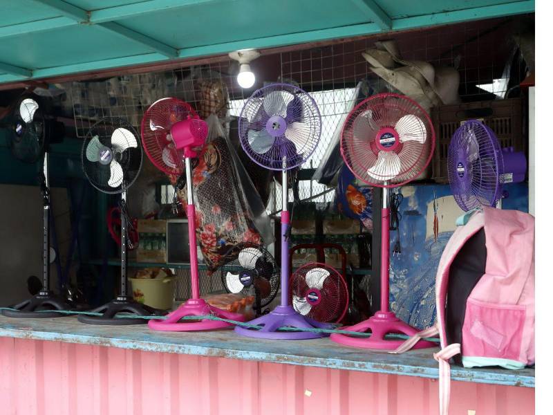 Venta de ventiladores en las glorietas ubicadas frente al hospital.