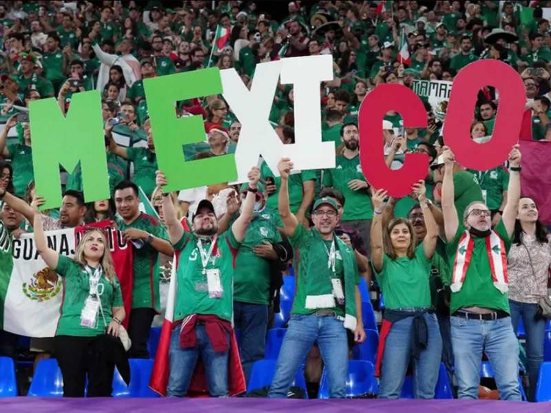 La sanción de la FIFA a México se debe a los cánticos discriminatorios de los aficionados mexicanos en el Mundial de Qatar 2022.
