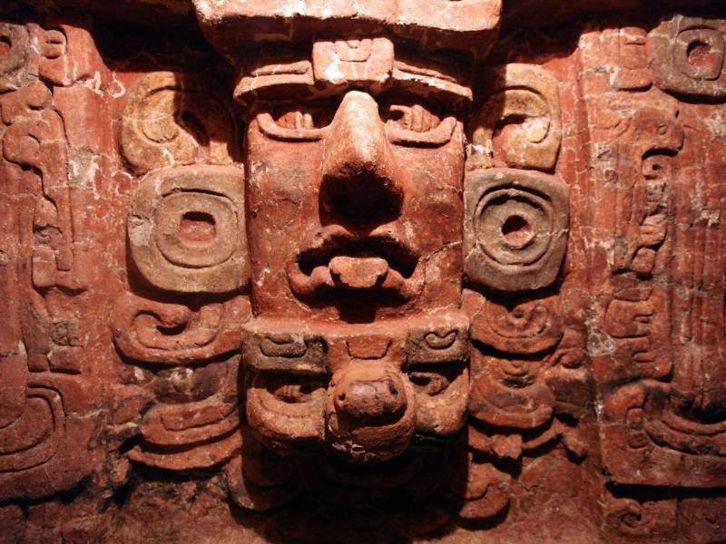A 1,600 años de la llegada del fundador de la dinastía copaneca, nuevos descubrimientos aportan pistas sobre los vínculos entre el mundo maya y Teotihuacán y muestran cuánto queda todavía por descubrir bajo Copán.