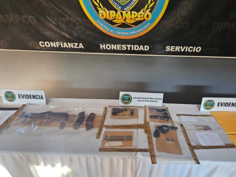 A los capturados se les decomiaron armas, entre ellas un fusil AK-47.