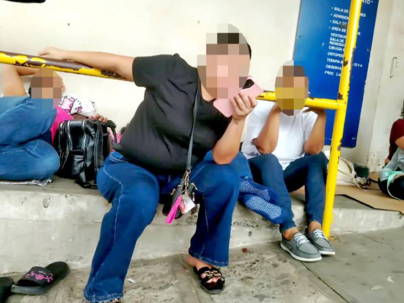 Lejos de sus hogares, con cansancio y con la preocupación por la salud de sus familiares son las realidades de muchos parientes de pacientes en el centro de salud