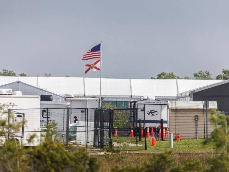Una de las carpas del centro de detención de migrantes Alligator Alcatraz.