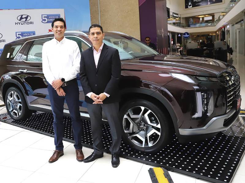 Hugo Flores, gerente de Mercadeo Honduras, junto a Salvador Cuellar, gerente nacional de Talleres Excel Honduras en el anunció del nuevo beneficio.