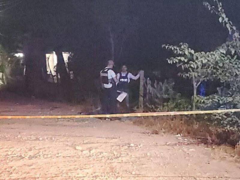 Policías acordonaron la escena del crimen.