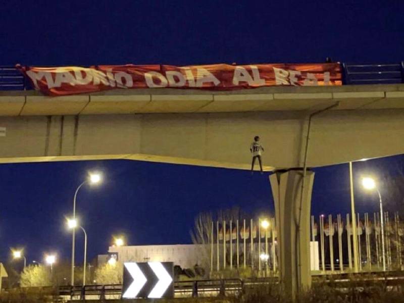 Un muñeco con la camiseta de Vinicius apareció colgado de un puente en una zona cercana a Valdebebas con el lema ‘Madrid odia al Real’.