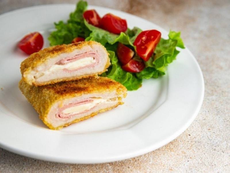 Puedes acompañar los Cordón Blue con ensalada de lechuga y tomates o con papas fritas.