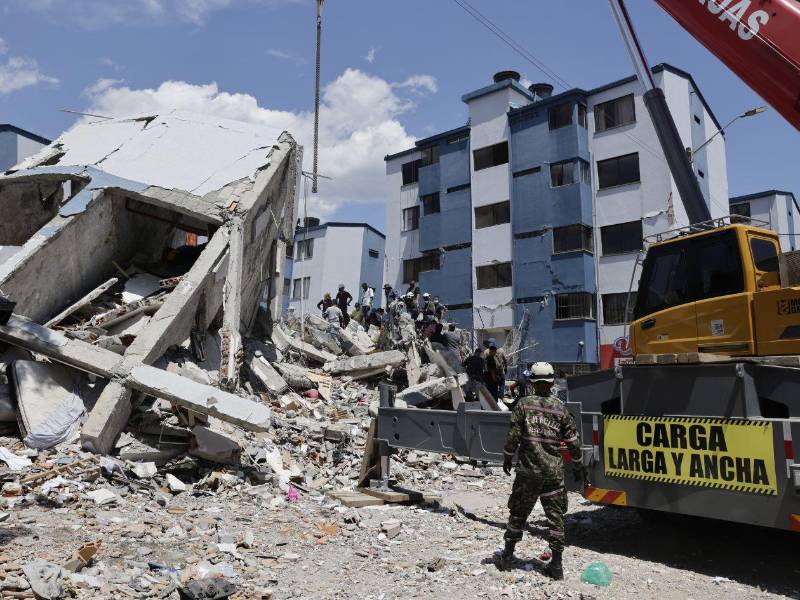Miembros del ejercito colombiano y voluntarios realizan una operación de rescate en los escombros de un edificio en el sector de La Lorena en Pereira, Colombia.
