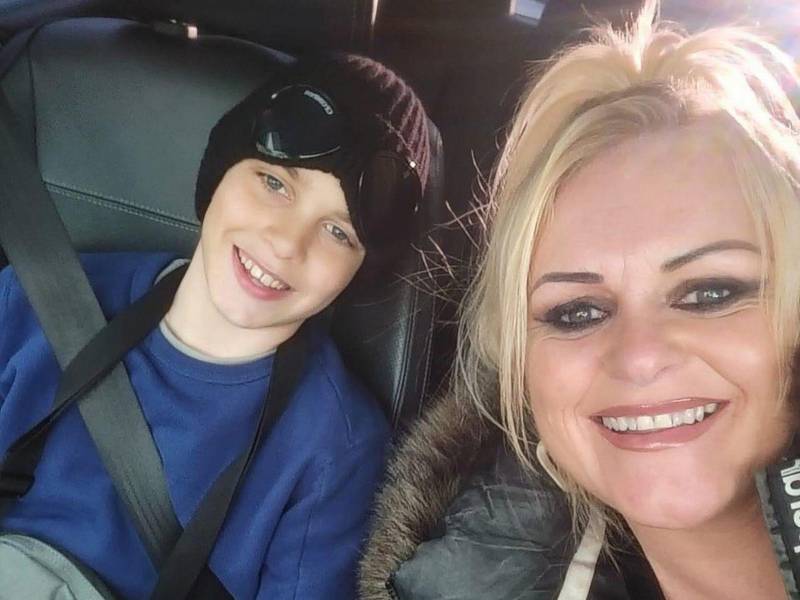 Archie Battersbee junto a su madre, Hollie Dance. El menor fue declarado con muerte cerebral tras supuestamente haber participado en el blackout challenge.