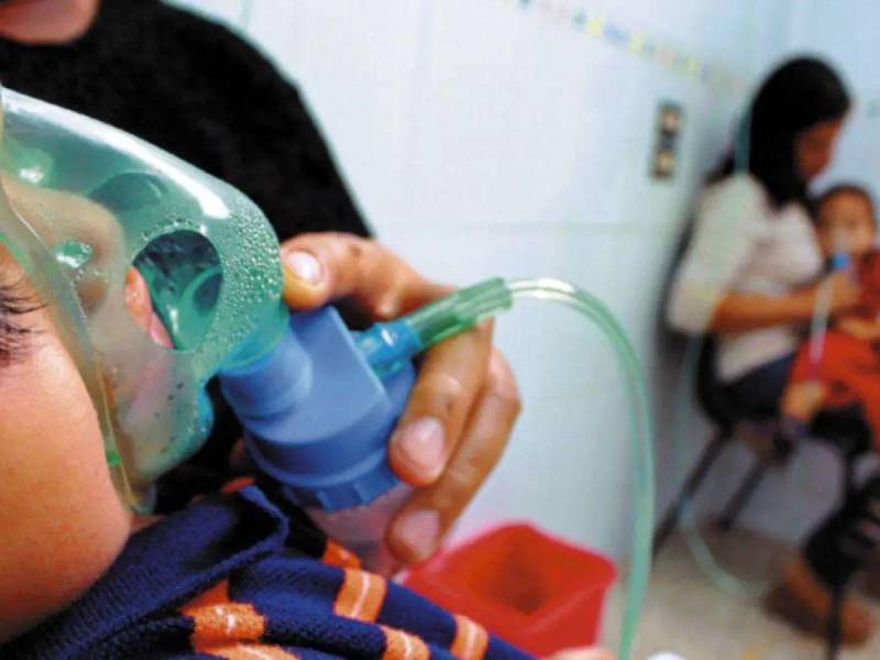 Un menor recibe oxígeno durante atención médica por una enfermedad respiratoria.