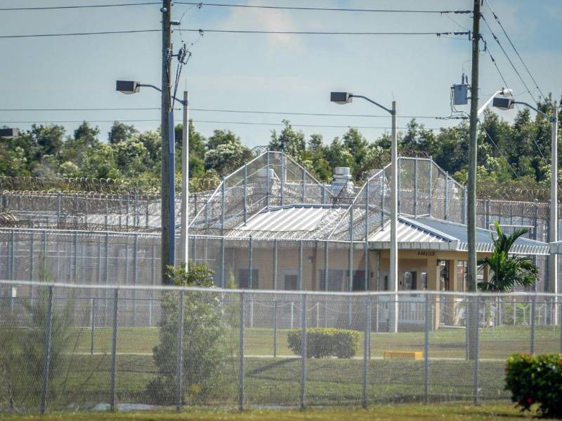 La apertura de este nuevo centro llega en medio de denuncias de abusos a derechos humanos y hacinamiento.