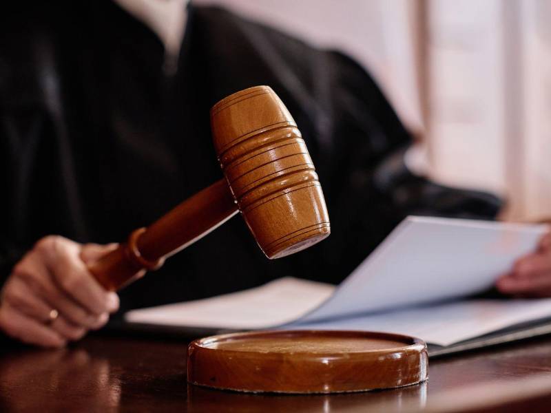 El Poder Judicial no puede funcionar adecuadamente, porque se necesitan recursos para distintos proyectos: de construcción, nuevos nombramientos, de dotar a los juzgados y tribunales en materia logística, afirmó el magistrado de la Sala Penal, Mario Díaz. Fotografía referencial de un juez con su martillo.