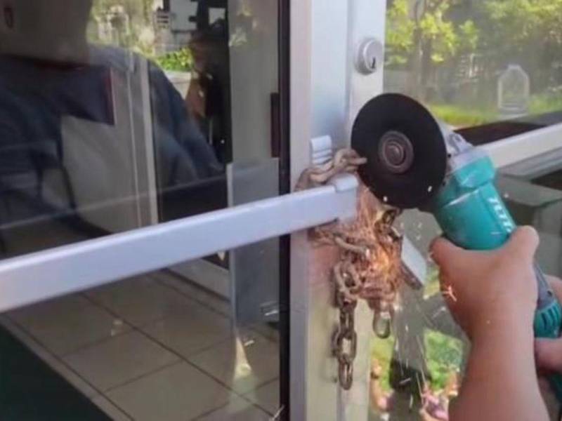 El equipo de trabajo de la nueva alcaldesa Kristen Sheray Borden se vio obligado a utilizar una cortadora para romper las cadenas y candados del edificio municipal de Guanaja.