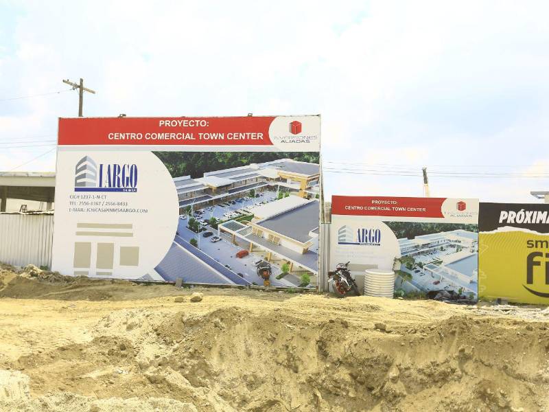 El centro comercial Town Center de dos niveles se construye a escasos metros de Mega Mall en el bulevar del este, tendrá más de 57 locales comerciales.